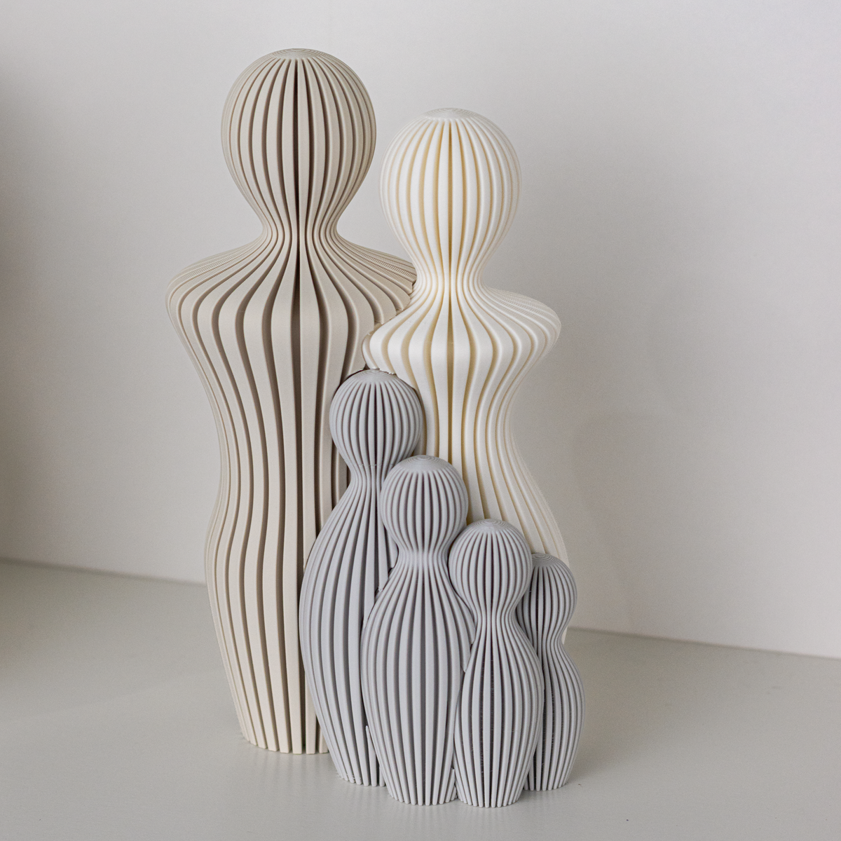 Customizable Family Statue – Couple + 1 to 4 Children | Minimalist Decorative Sculpture | Original Family Gift