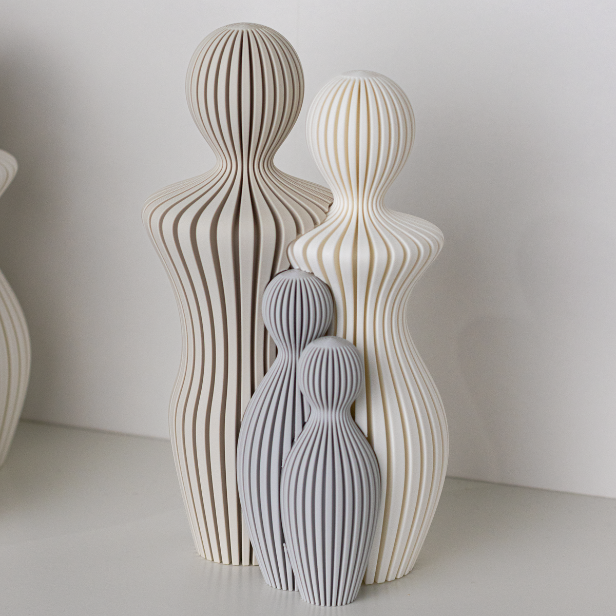 Customizable Family Statue – Couple + 1 to 4 Children | Minimalist Decorative Sculpture | Original Family Gift