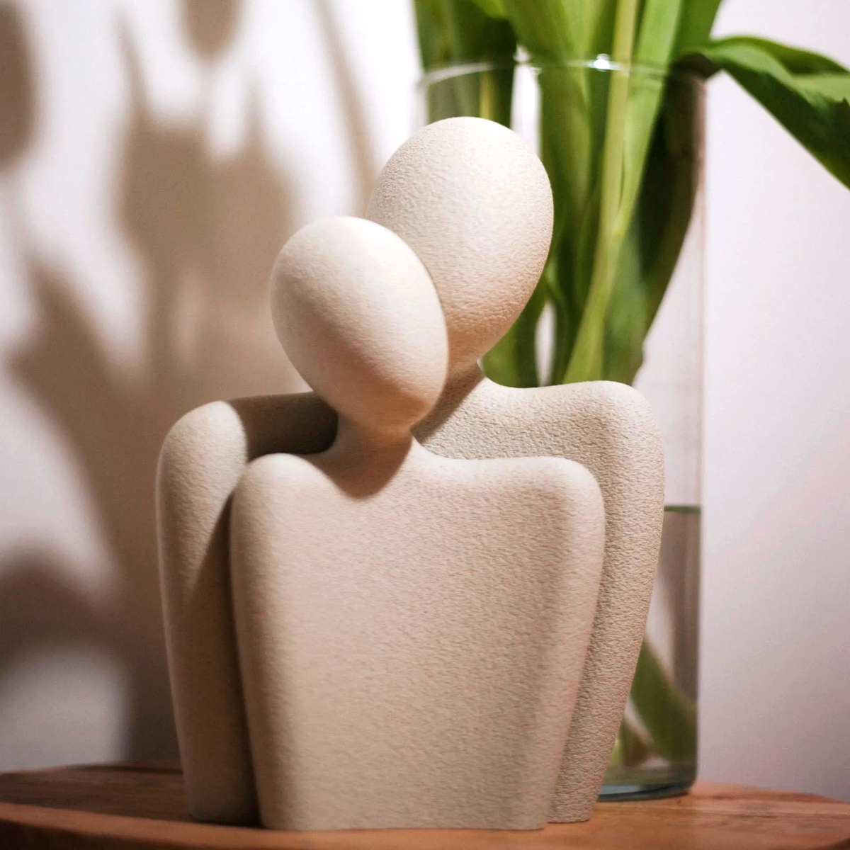 Sculpture design représentant un couple enlacé – décoration symbolique de l’amour